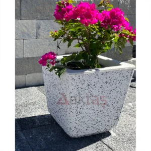 Beyaz mozaikli kare beton saksı 40x40xh44 cm, pembe çiçekli bitkiyle dış mekân uygulaması
