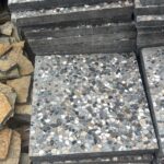 Palet üzerinde istiflenmiş, doğal renkli çakıl yüzeyli Dekor Wash Beton Karo Taşı 40x40x4 cm