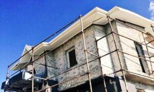 İskele kurulmuş binada mevcut dış cephe yüzeyi ve tamir izleri