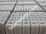 Üst üste istiflenmiş gri beton kilit taşları