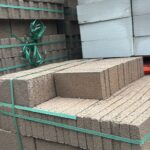 20x40x5 cm elektrik kablo taşlarının yeşil çemberli paletlerde istiflenmiş görünümü