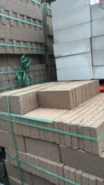 20x40x5 cm elektrik kablo taşlarının yeşil çemberli paletlerde istiflenmiş görünümü
