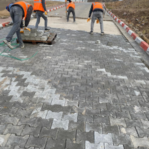 Dış mekânda gri beton kilit parke taşlarının döşenmesi