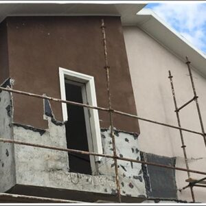 Pencere çevresinde kaplama katmanları ve iskele bulunan dış cephe