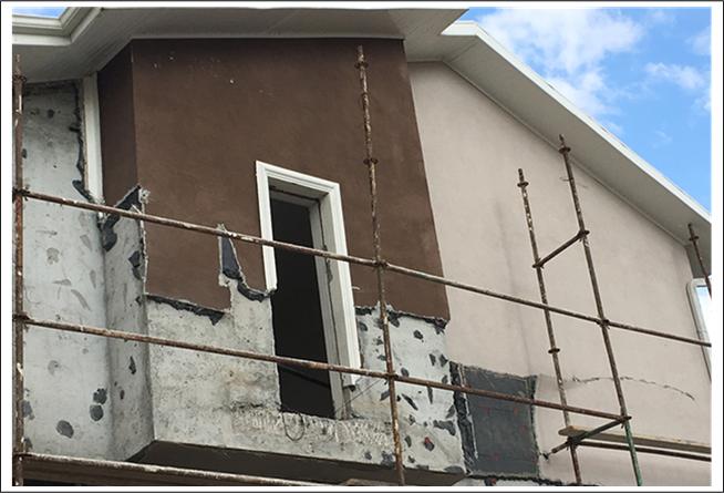 Pencere çevresinde kaplama katmanları ve iskele bulunan dış cephe