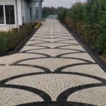 Siyah çizgilerle bölünmüş açık renk yelpaze desenli bahçe yolu