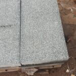 40x80x8 cm siyah kumlamalı adım taşlarının palet üzerindeki tanecikli yüzeyi