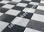 Siyah ve beyaz kare taşların dama desenli uygulaması