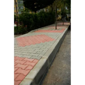 Kilitli parke kaldırım kenarında beton yol bordürü uygulaması