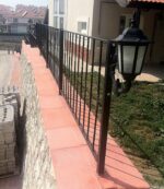 Bahçe duvarı üstü kırmızı küpeşte uygulaması