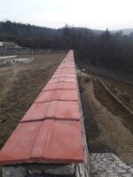 Kırmızı beton küpeşte uzun duvar uygulaması