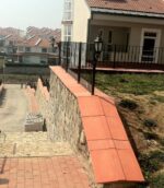 Kırmızı küpeşte bahçe duvarı uygulaması